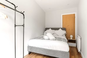4 bedrooms, travel cot, WiFi, bed sheets - The Fulford Tram Cottage (York)