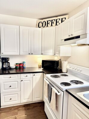Cafetera y tetera, refrigerador, microondas y horno 