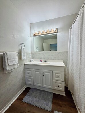 Toallas, jabón, papel de baño 