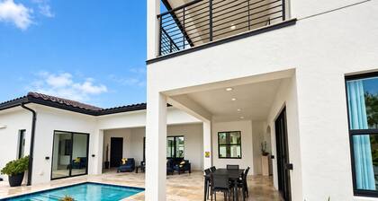 Spacious 5-bedroom Luxury Courtyard Estate in ALVA Pool + Resort Style Amenities