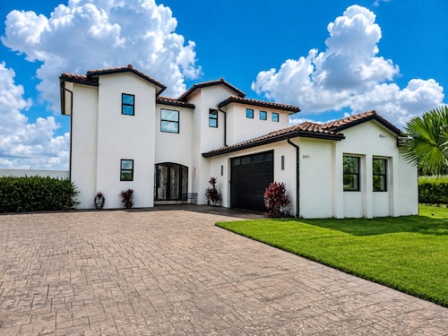 Spacious 5-bedroom Luxury Courtyard Estate in ALVA Pool + Resort Style Amenities