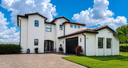Spacious 5-bedroom Luxury Courtyard Estate in ALVA Pool + Resort Style Amenities