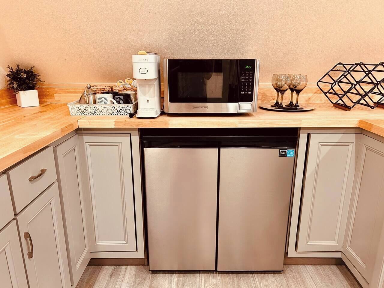 Cafetera y tetera, refrigerador, microondas y parrilla de estufa 