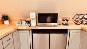Coffee/tea maker, fridge, microwave, stovetop - Helena Forest Nest Studio, Near Downtown (Helena)