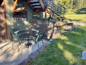 Outdoor dining - Helena Forest Nest Studio, Near Downtown (Helena)