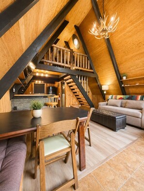 Ein Loft-Interieur mit Essbereich, Treppe und Wohnbereich.