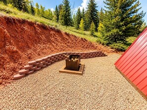 Ein Kiesgrundstück mit einer roten Backsteinmauer und einer Metallkonstruktion.