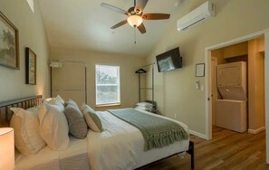 A bedroom with a bed, ceiling fan, TV, and a walk-in closet. - Ponderosa Nest-BlueJay Nest 1hr drive to Yosemite (Mariposa County)