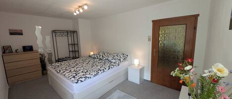 1 bedroom, travel cot, free WiFi, bed sheets