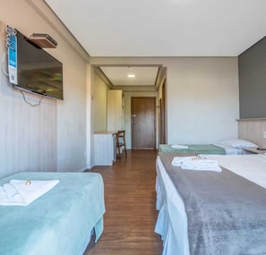 Chambre, vue sur la ville | Rideaux d’obscurcissement, fer et planche à repasser