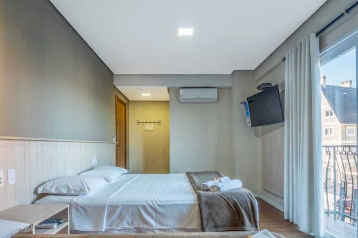Chambre double, balcon, vue sur la ville | Rideaux d’obscurcissement, fer et planche à repasser