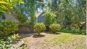 Property grounds - Hidden Haven | 5 mins to Folly, Luxury New Build (Charleston)