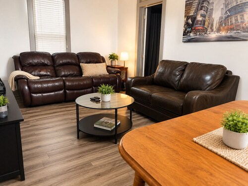 2Bdr Apt w Private Backyard and BBQ | 15 Min to Falls