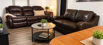 2Bdr Apt w Private Backyard and BBQ | 15 Min to Falls
