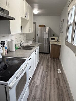 Private kitchen - 2Bdr Apt w Private Backyard and BBQ | 15 Min to Falls (Thorold)