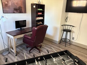 Games room - 2Bdr Apt w Private Backyard and BBQ | 15 Min to Falls (Thorold)
