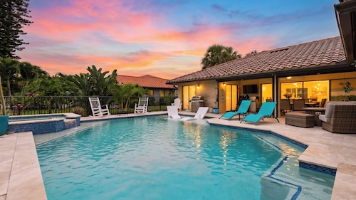 Blue Sunset by Avantstay Pool + Spa + Fire Table Near Beaches + Naples