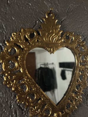 A heart-shaped mirror with ornate gold detailing. - Aosta Giannetti Home Loft in the Historic Center (Aosta)