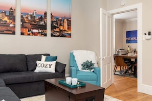 Living area - Downtown-2 King Beds-hot tub-Double Shower-Parking (Milwaukee)