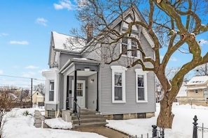 Exterior - Downtown-2 King Beds-hot tub-Double Shower-Parking (Milwaukee)