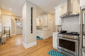 Private kitchen - Downtown-2 King Beds-hot tub-Double Shower-Parking (Milwaukee)