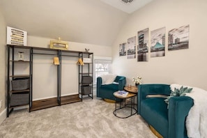 Interior - Downtown-2 King Beds-hot tub-Double Shower-Parking (Milwaukee)