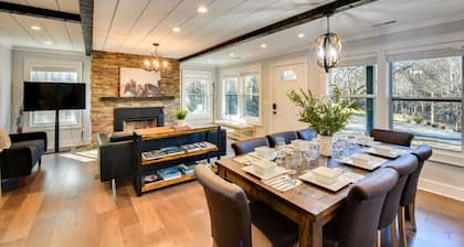Luxe Highlands Hot Tub Retreat w Fire Pit!
