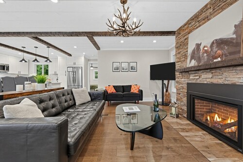 Luxe Highlands Hot Tub Retreat w Fire Pit!
