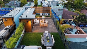 A rooftop garden with outdoor furniture, a wooden deck, and a small seating area. - Canal Crown by Avantstay Rooftop Lounge + Grill Venice Canals + Abbot Kinney (Venice)
