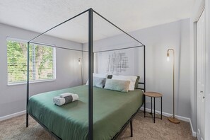 Escritorio, tabla de planchar con plancha, wifi y ropa de cama