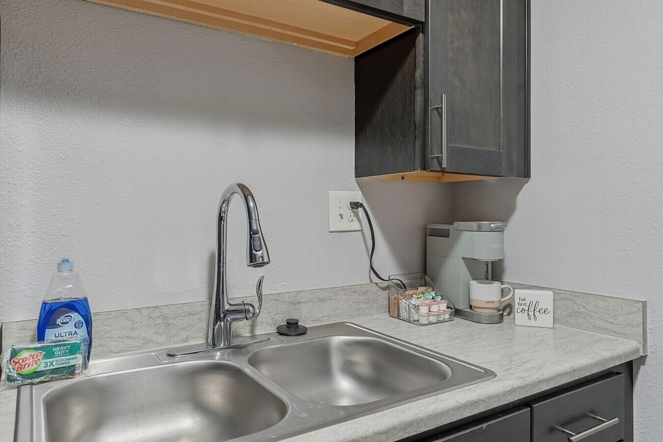 Coffee/tea maker, fridge, microwave, stovetop