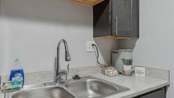 Coffee/tea maker, fridge, microwave, stovetop
