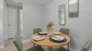 Dining - King Canopy Bed I Sofa Bed I Next to Restaurants (Kettering)