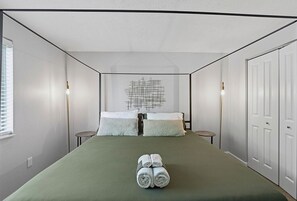 Escritorio, tabla de planchar con plancha, wifi y ropa de cama