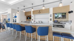 Apartamento, balcón | Bar (en el alojamiento)