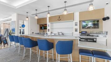 Condo, Balcony | Bar (on property)