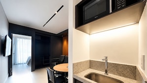 A modern kitchen with a granite countertop and stainless steel sink. - Hosts BR - Studio GAV Resorts (Ipojuca)
