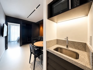 A modern kitchen with a granite countertop and stainless steel sink. - Hosts BR - Studio GAV Resorts (Ipojuca)