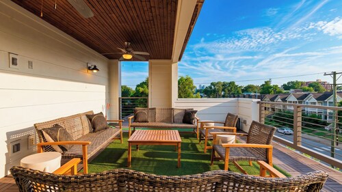 The Mod Buchanan by Avantstay Hot Tub + Rooftop Putting Mat + Game Room
