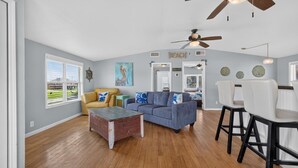 Smart TV - Beach views, steps to the sand, & pet friendly! (Galveston)