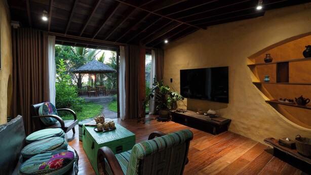 Living area - Cycladic Beachfront 2-Bedroom Villa @ AnBang Beach (Đà Nẵng)