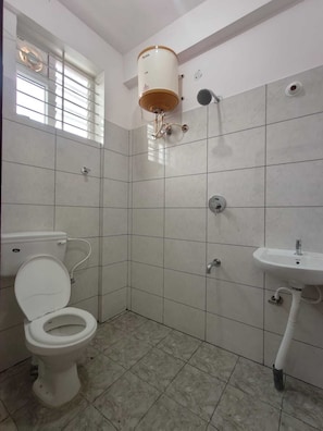 Douche, serviettes fournies, savon, shampoing