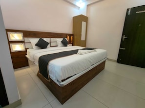 Deluxe Room | Desk, laptop workspace, free WiFi