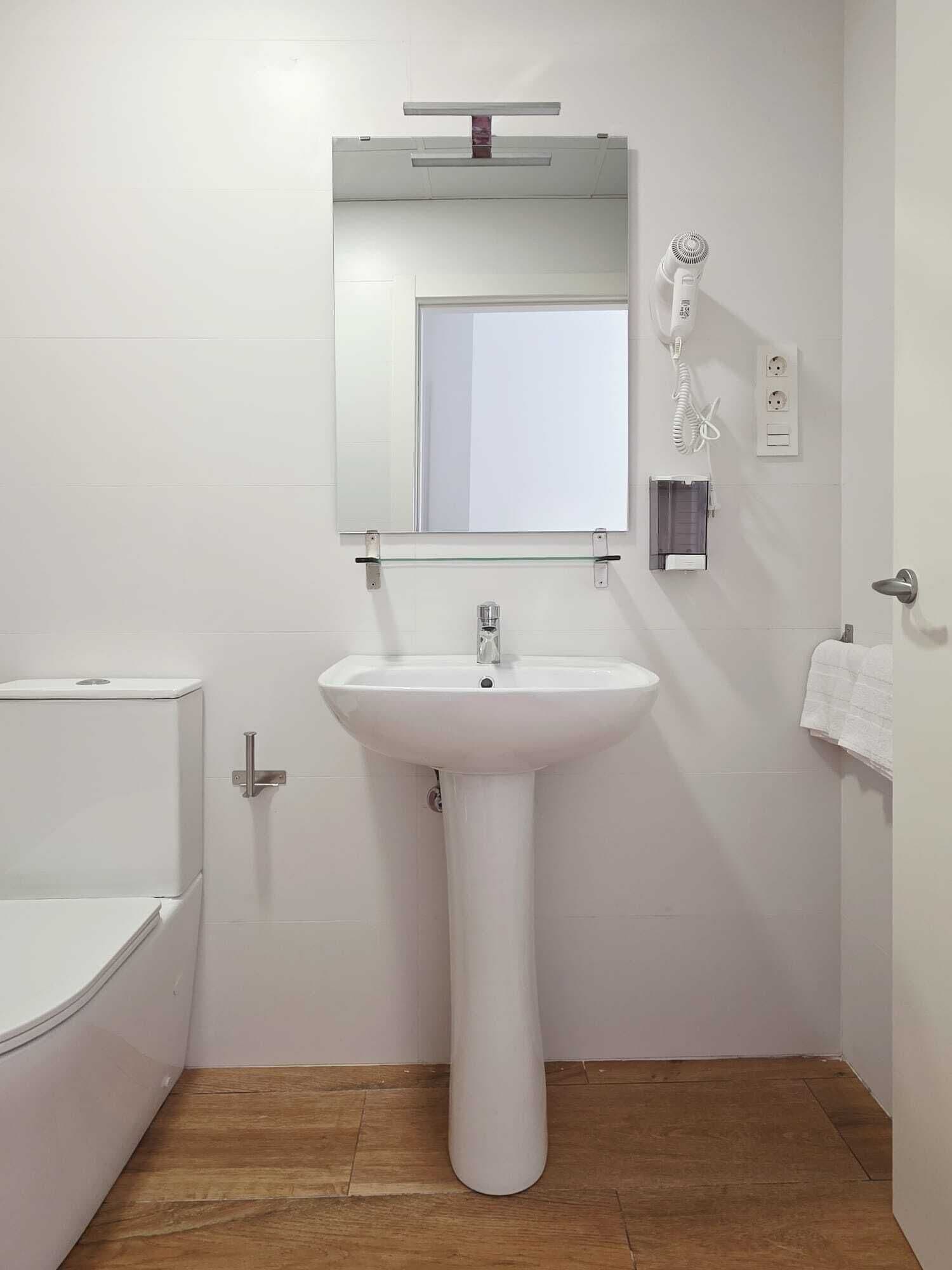 Habitación doble | Baño | Regadera, secadora de cabello, toallas, jabón 