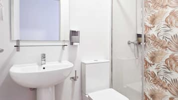 Habitación doble | Baño | Ducha, secador de pelo, toallas y jabón