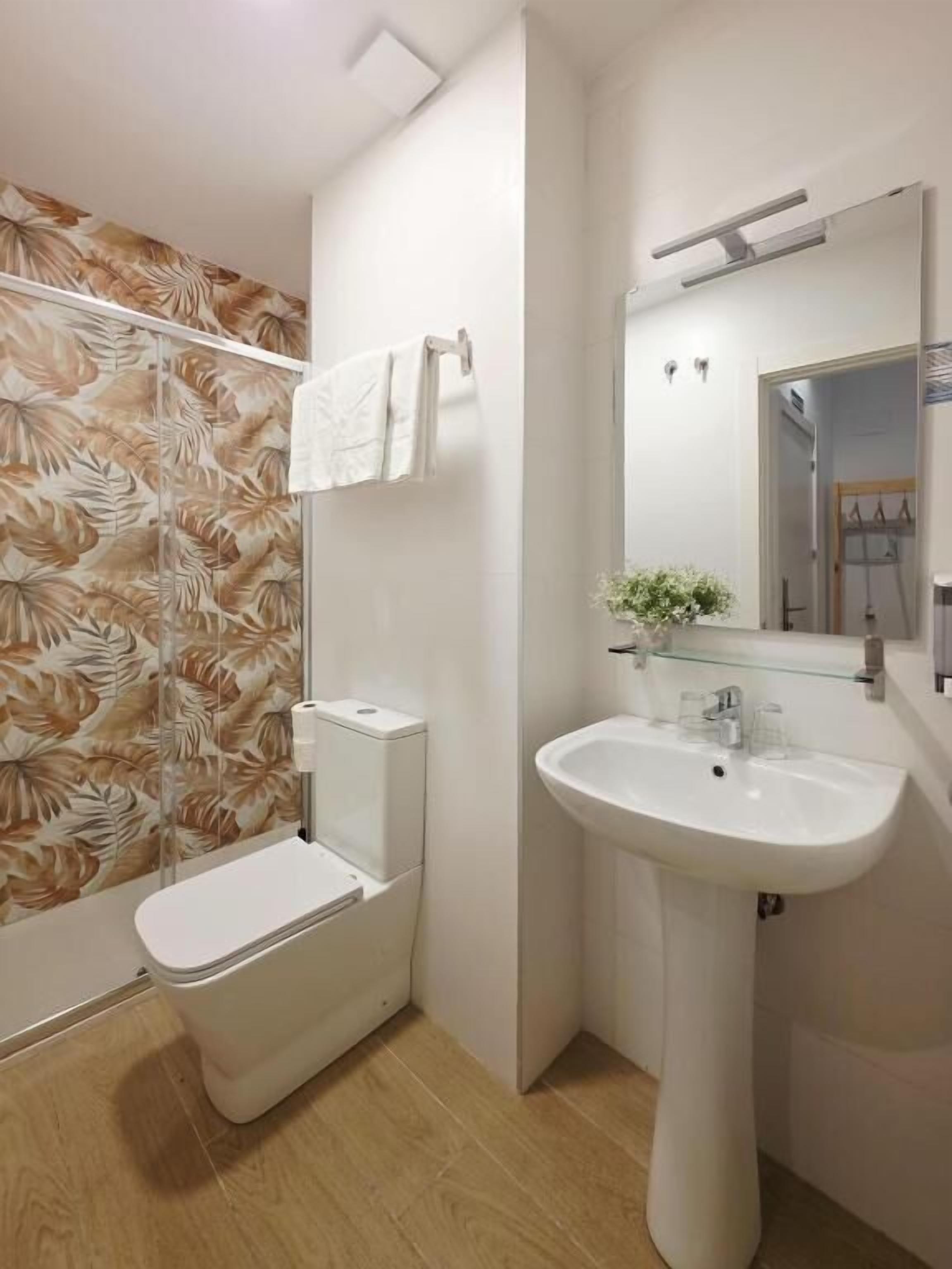 Double Room | Bilik Mandi | Pancuran mandi, pengering rambut, tuala disediakan, sabun 