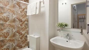 Double Room | Bilik Mandi | Pancuran mandi, pengering rambut, tuala disediakan, sabun