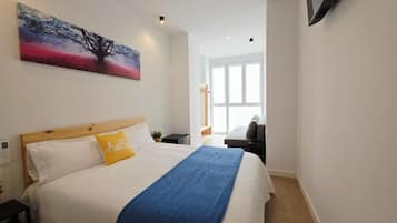 Family Quadruple Room | Meja, seterika/papan seterika, Wi-fi percuma