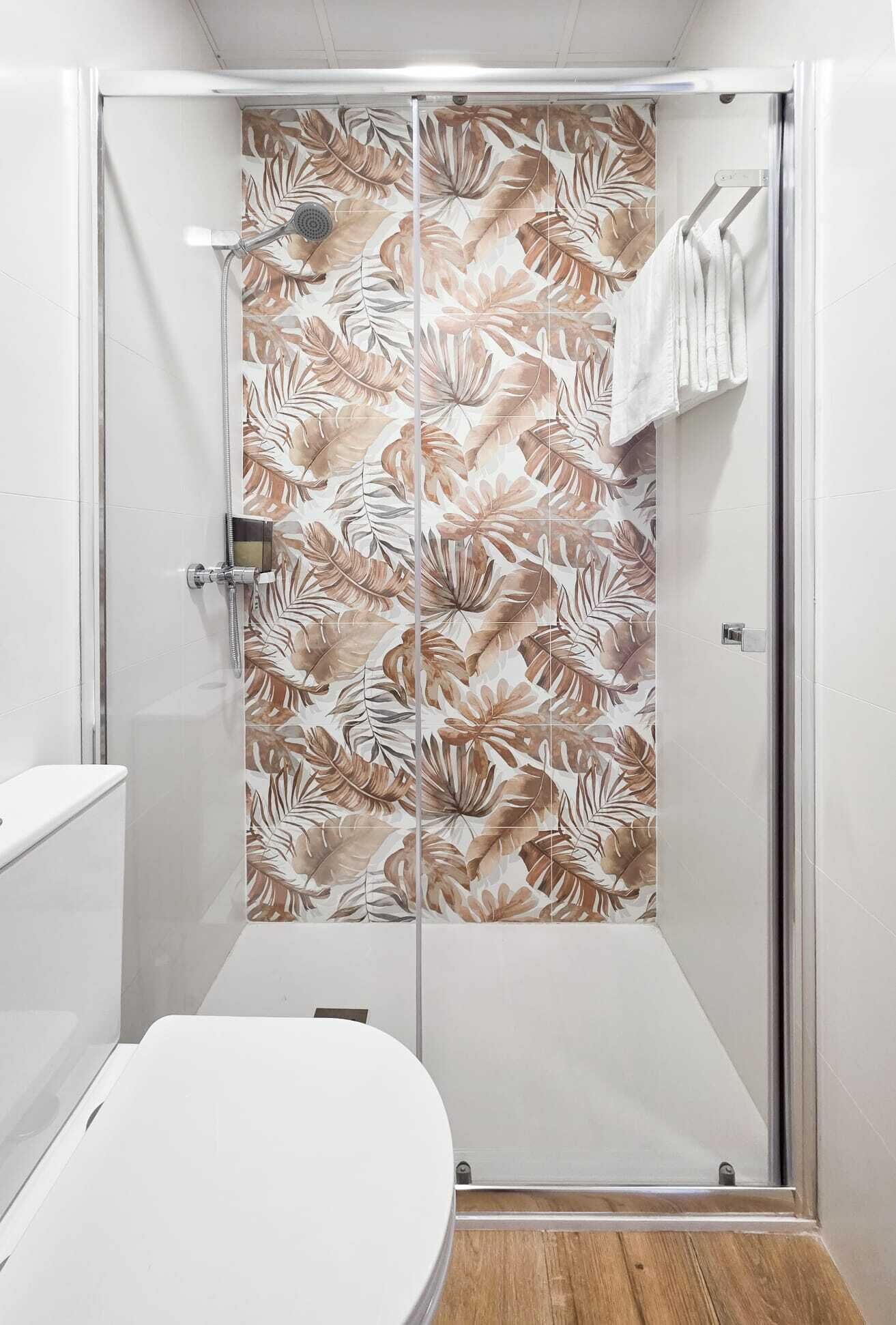 Habitación doble | Baño | Ducha, secador de pelo, toallas y jabón