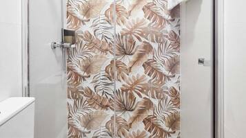 Habitación doble | Baño | Ducha, secador de pelo, toallas y jabón